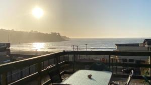 balcón con mesa y vistas al océano en Hostal AGUSTÍN II en Cartagena