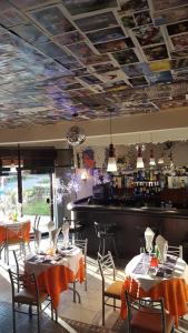 un restaurant avec des tables et des chaises ainsi qu'un bar dans l'établissement Hotel Ollanta rooftop, à Ica