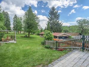 un patio con una valla y una casa en 400qm bayerische VILLA 2500qm uneinsehbarer Garten in beliebter Urlaubsregion, en Freyung