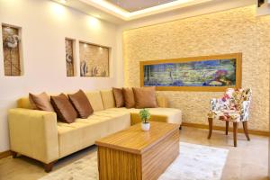 una sala de estar con un sofá y una mesa en Sonerbey Otel, en Ordu