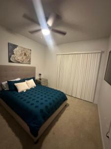 1 dormitorio con 1 cama y ventilador de techo en A-Class Luxury 2 Bedrooms Apt in Woodland Hills CA, en Los Ángeles