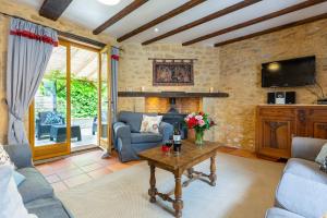 A seating area at The cottage at Les Chouettes Tremolat