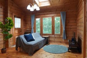 a bedroom with a bed in a log cabin at ＯＮＶＯ ＳＴＡＹ ８ in Hokuto