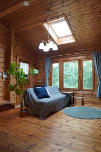 una camera da letto con letto in una camera in legno di ＯＮＶＯ ＳＴＡＹ ８ a Hokuto