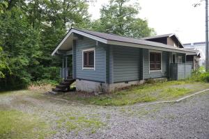 a small blue house on the side of a road at ＯＮＶＯ ＳＴＡＹ ８ in Hokuto