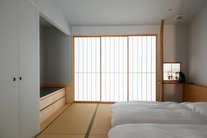 Naoshima Ryokan Roka客房内的一张或多张床位