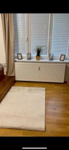 een kamer met een groot raam met een wit tapijt bij Tatry Ela Big apartment in Vysoké Tatry