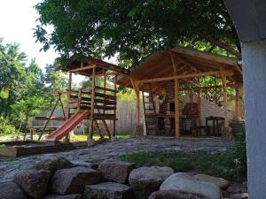 BorovitsaにあるИжата - топлина и уютの木造遊具(滑り台、遊び場付)