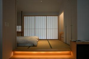 Naoshima Ryokan Roka客房内的一张或多张床位