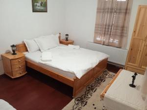 Postel nebo postele na pokoji v ubytování Ижата - топлина и уют