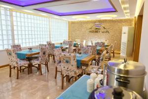 a dining room with tables and chairs in a restaurant at Sonerbey Otel in Ordu