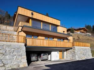 un edificio con un estacionamiento delante de él en Exclusive chalet with sauna and unique view of the glacier en Neukirchen am Großvenediger