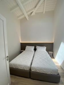 sypialnia z łóżkiem w pokoju w obiekcie Grenier Blanc - Appartamento a mansarda. w mieście San Pietro in Casale