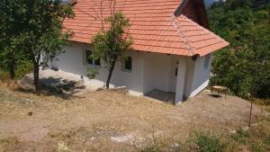 una piccola casa bianca con tetto arancione di Lenka a Višegrad