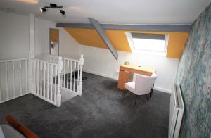 een kamer met een bureau, een stoel en een raam bij Westbourne - Spacious 4 bed flat with free parking in Gateshead