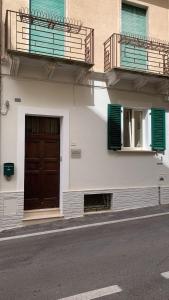 um edifício com duas varandas e uma porta de madeira em Casa Bucciarelle em Casoli