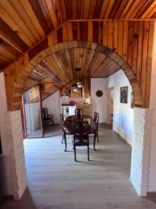 jadalnia ze stołem i drewnianym sufitem w obiekcie Villa SeaWiev w mieście Risan