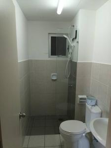 uma casa de banho com um chuveiro, um WC e um lavatório. em Alanis Residence@KLIA em Sepang