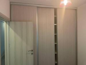 uma casa de banho com um chuveiro e uma porta de vidro em M&M Apartment em Kotor