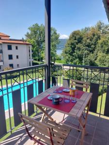 een picknicktafel op een balkon met uitzicht op een zwembad bij A CASA DI CLARA 