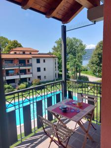 een balkon met een tafel en stoelen en een zwembad bij A CASA DI CLARA 