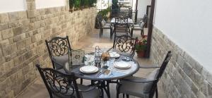 een tafel en stoelen op een patio bij Family Hotel Rai in Shumen