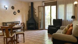 sala de estar con mesa y chimenea en Apartamentos Casa Lola rodeados de montañas y rios, en Beceite