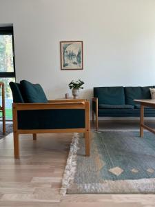 ein Wohnzimmer mit einer Couch und einem Couchtisch in der Unterkunft Tyylikäs saunallinen huoneisto Sotkamon satamassa in Sotkamo