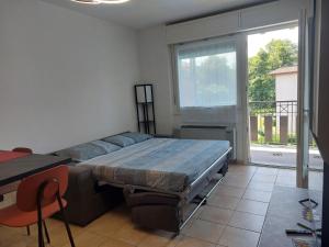 een slaapkamer met een bed, een tafel en een raam bij A CASA DI CLARA 
