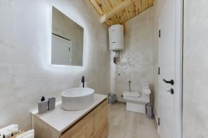 łazienka z białą umywalką i toaletą w obiekcie Olive Hills Holiday homes w Barze