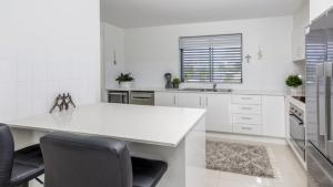 Kuchyň nebo kuchyňský kout v ubytování Modern Beachside Escape