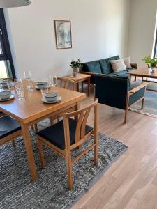uma sala de estar com uma mesa de madeira e cadeiras em Tyylikäs saunallinen huoneisto Sotkamon satamassa em Sotkamo