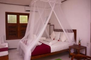 una camera da letto con un letto con zanzariera di Flash Rock Villa a Sigiriya