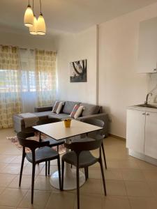 - un salon avec une table et un canapé dans l'établissement Sunrise Golem Summer Apartment, à Durrës