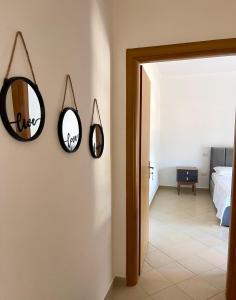 Cette chambre comprend un lit et 2 miroirs sur le mur. dans l'établissement Sunrise Golem Summer Apartment, à Durrës