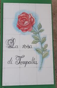eine Zeichnung einer roten Rose und die Worte la los angeles at temoria in der Unterkunft La Rosa di Tempalta in Albanella