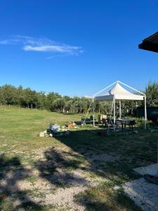 Tenda con tavolo da picnic in un campo di La Locanda delle Idee Perugia a Perugia