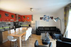 cocina y sala de estar con mesa y sofá. en Appartement De Charme, en Amboise