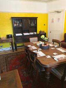 una sala da pranzo con tavolo e pianoforte di Seamore House a Moffat