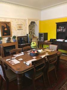 uma sala de jantar com uma mesa de madeira com cadeiras em Seamore House em Moffat