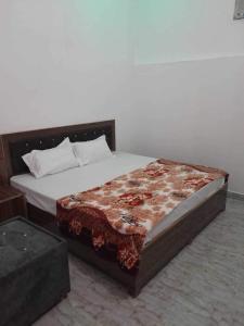 Un pat sau paturi într-o cameră la OYO Flagship 8154 Green Golden Guest House