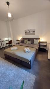 A bed or beds in a room at Gockel Homes 1 - Zentral mit Balkon & Netflix