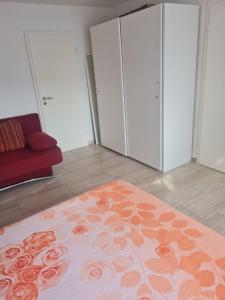 a living room with a red couch and a rug at Appartement Willmeroth in Königswinter