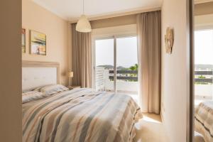 Un dormitorio con una cama y una ventana grande. en Calanova, en Mijas 33 fotos más