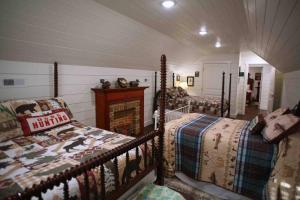- une chambre mansardée avec 2 lits dans l'établissement NEW Hilltop Cabin 35 min South of Nashville, à Columbia