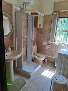 ポルトパーロにあるVillino Relaxのバスルーム(シャワー、トイレ、シンク付)
