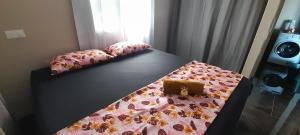 ein Bett mit einer rosa Bettdecke und einer Handtasche darauf in der Unterkunft Bora Temahana in Bora Bora