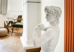 Una estatua blanca de una mujer en una habitación en Banchi, en Florencia