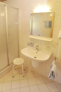 聖加倫基希的住宿－豪斯奧貝爾奧美茵公寓，白色的浴室设有水槽和淋浴。