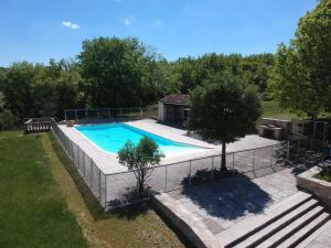 Domaine La Foret du Rossignol tesisinde veya buraya yakın yüzme havuzu
